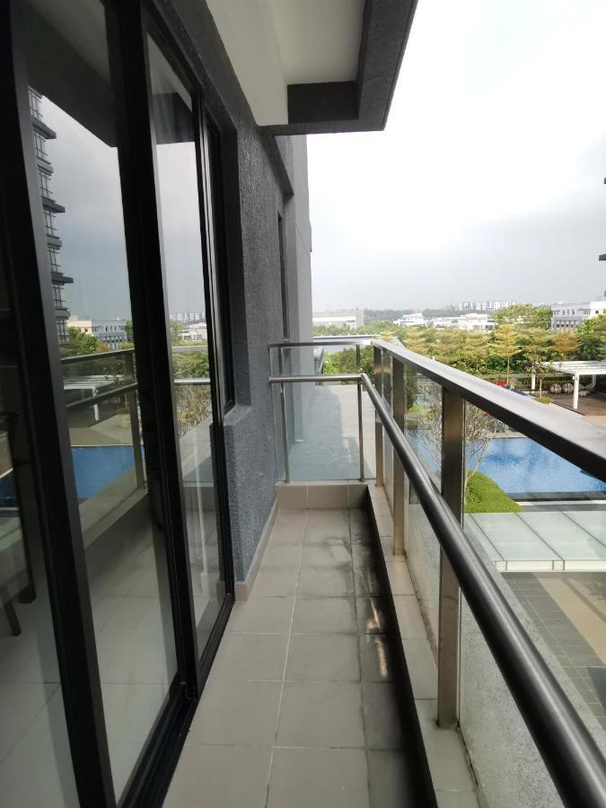 Poolview Geniehome 3br Free100mbps And Carpark At Utropolis Apartment Shah Alam