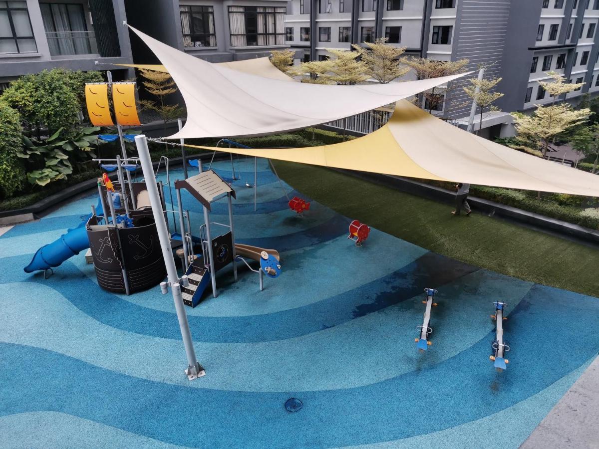 Poolview Geniehome 3br Free100mbps And Carpark At Utropolis Apartment