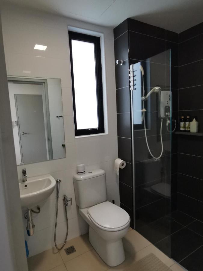 Poolview Geniehome 3br Free100mbps And Carpark At Utropolis